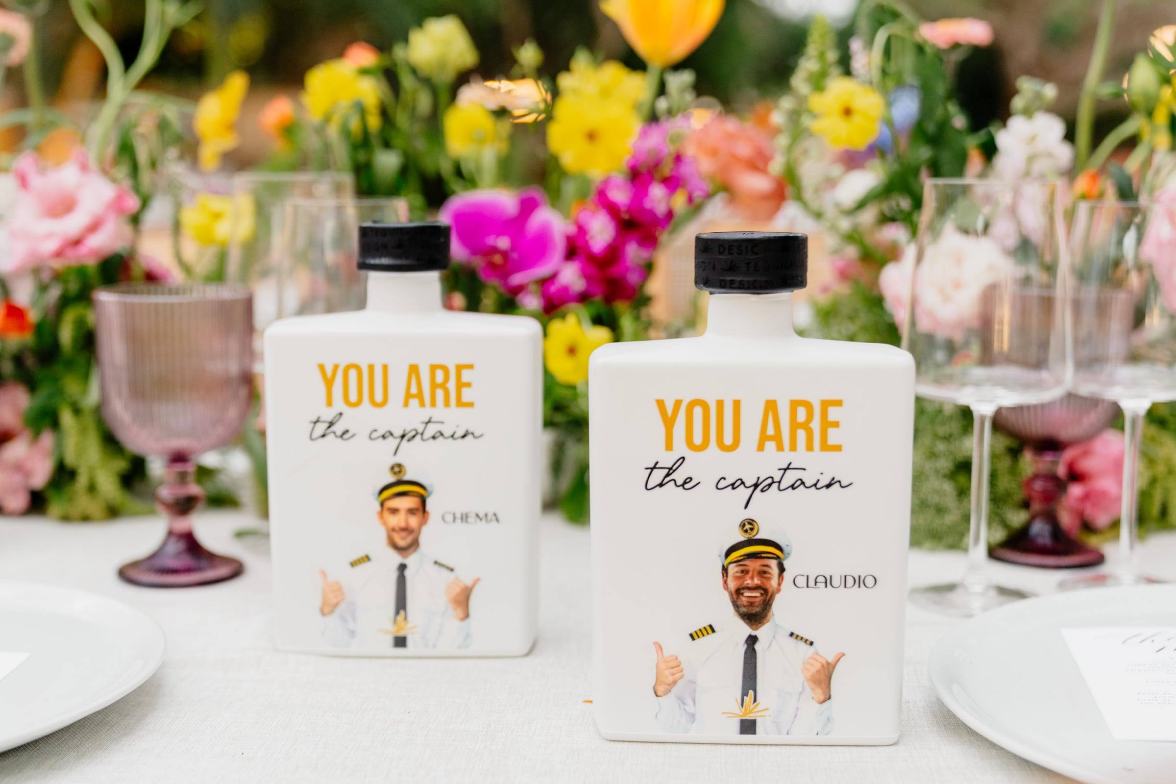 Dos botellas You are the captain personalizadas con el nombre de cada invitado