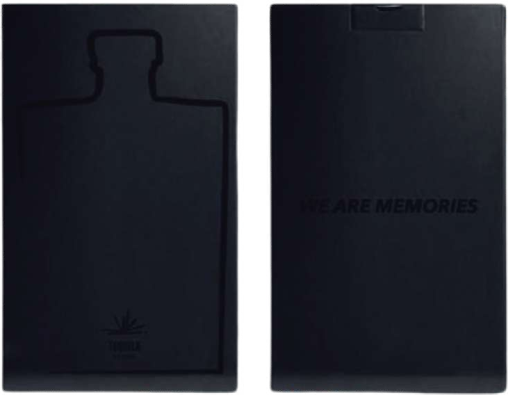 Caja individual blanca ilustrada con un campo de agave