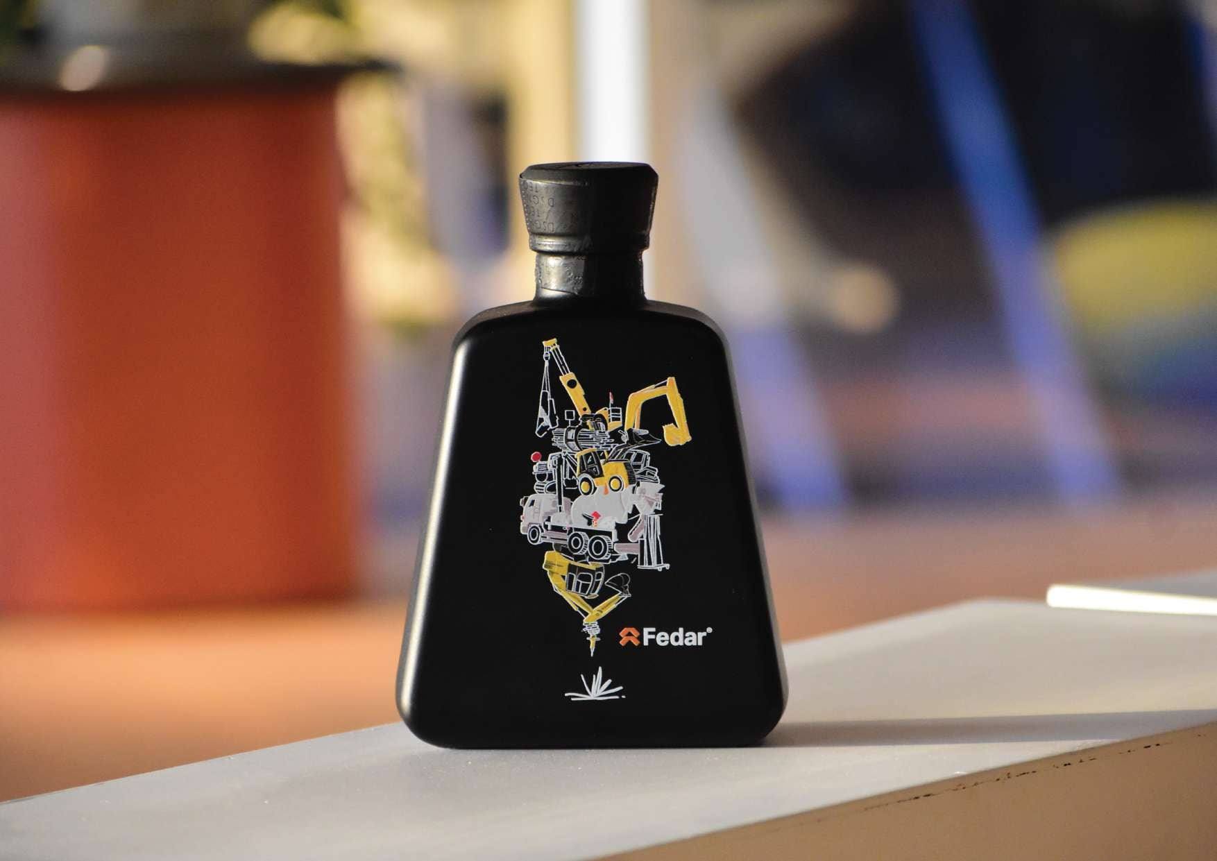 Botella Prisma negra con la ilustración de maquinaria de Fedar