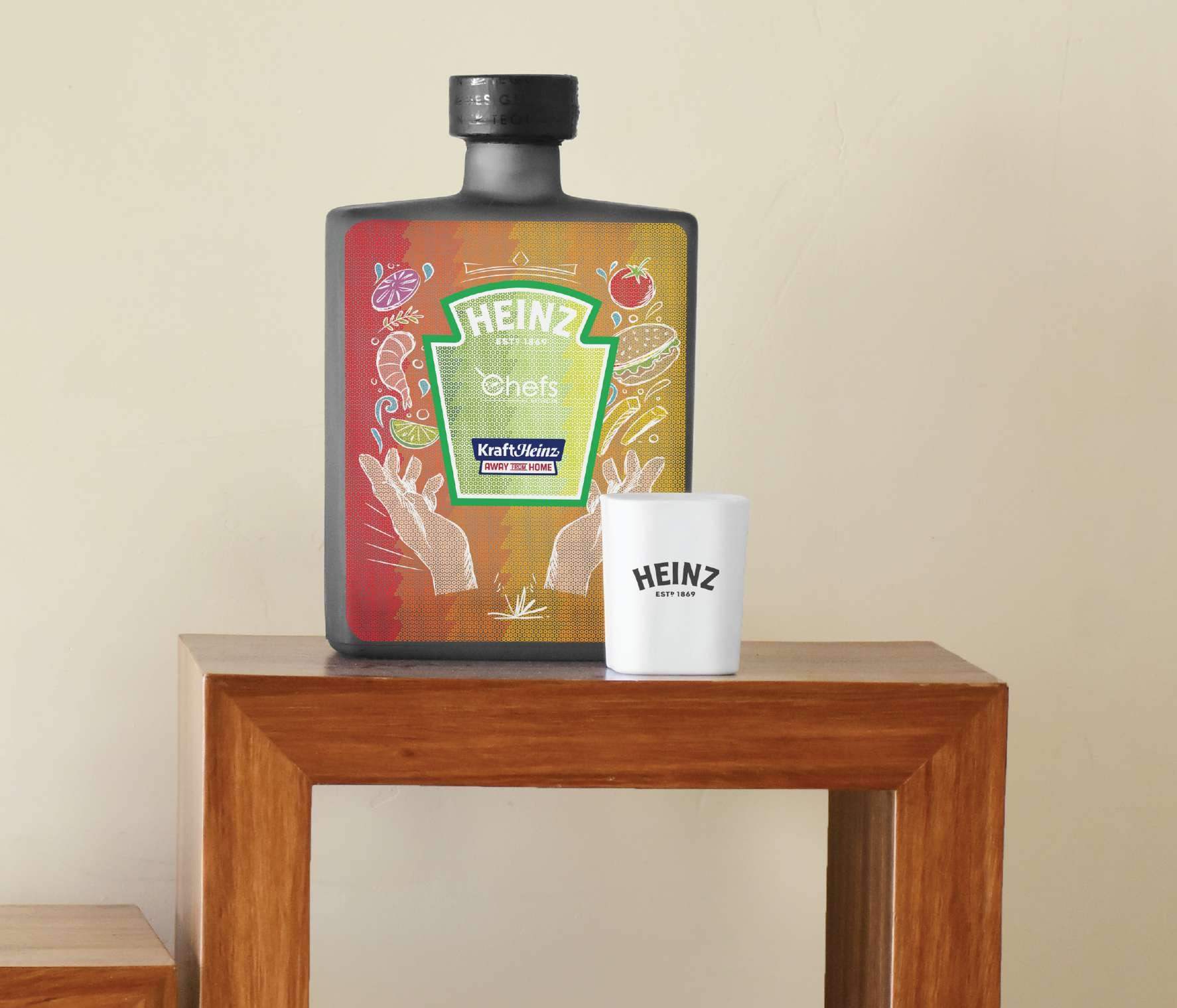 Botella Master de Kraft Heinz junto a su vaso tequilero blanco