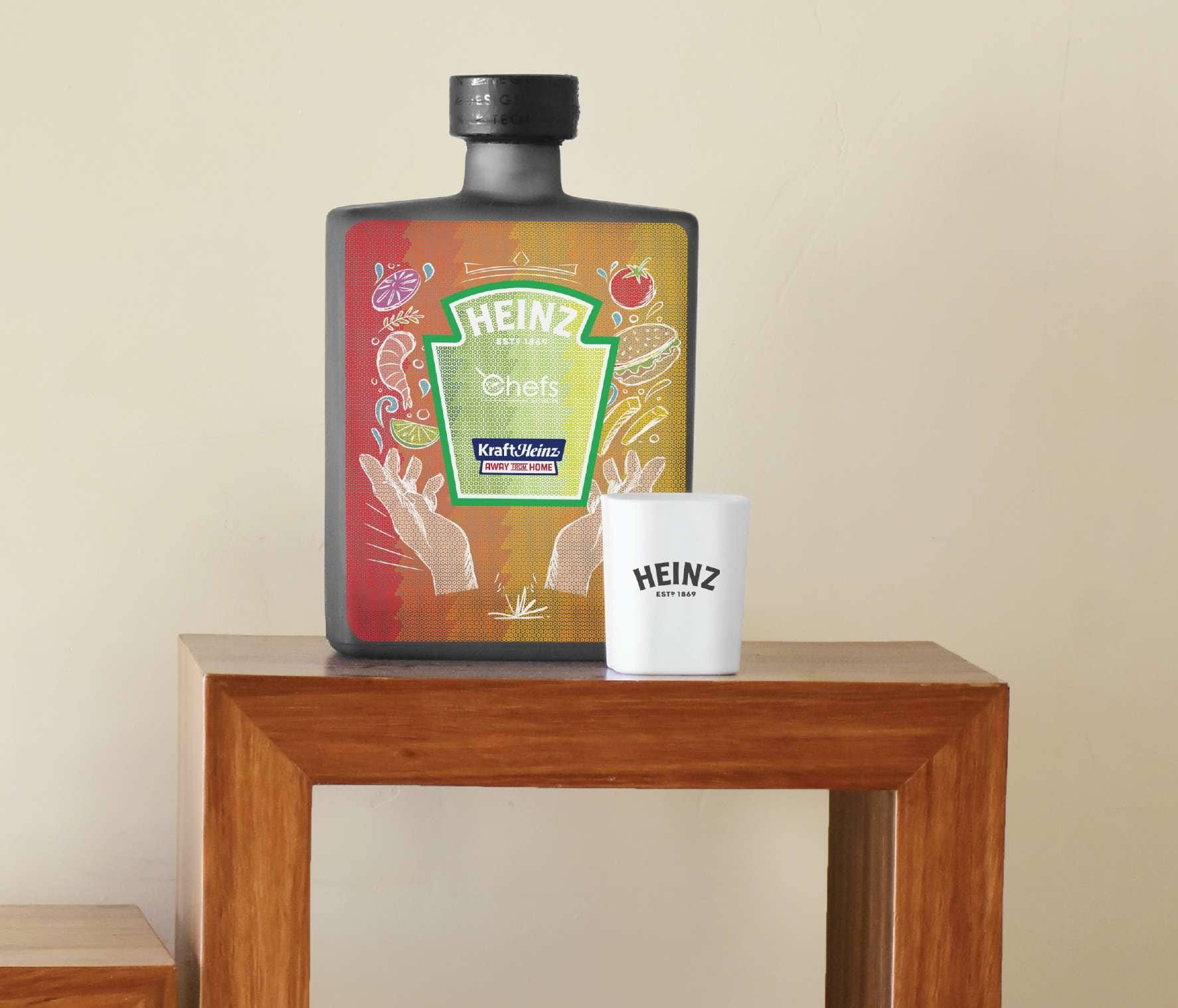 Botella Master de Kraft Heinz junto a su vaso tequilero blanco