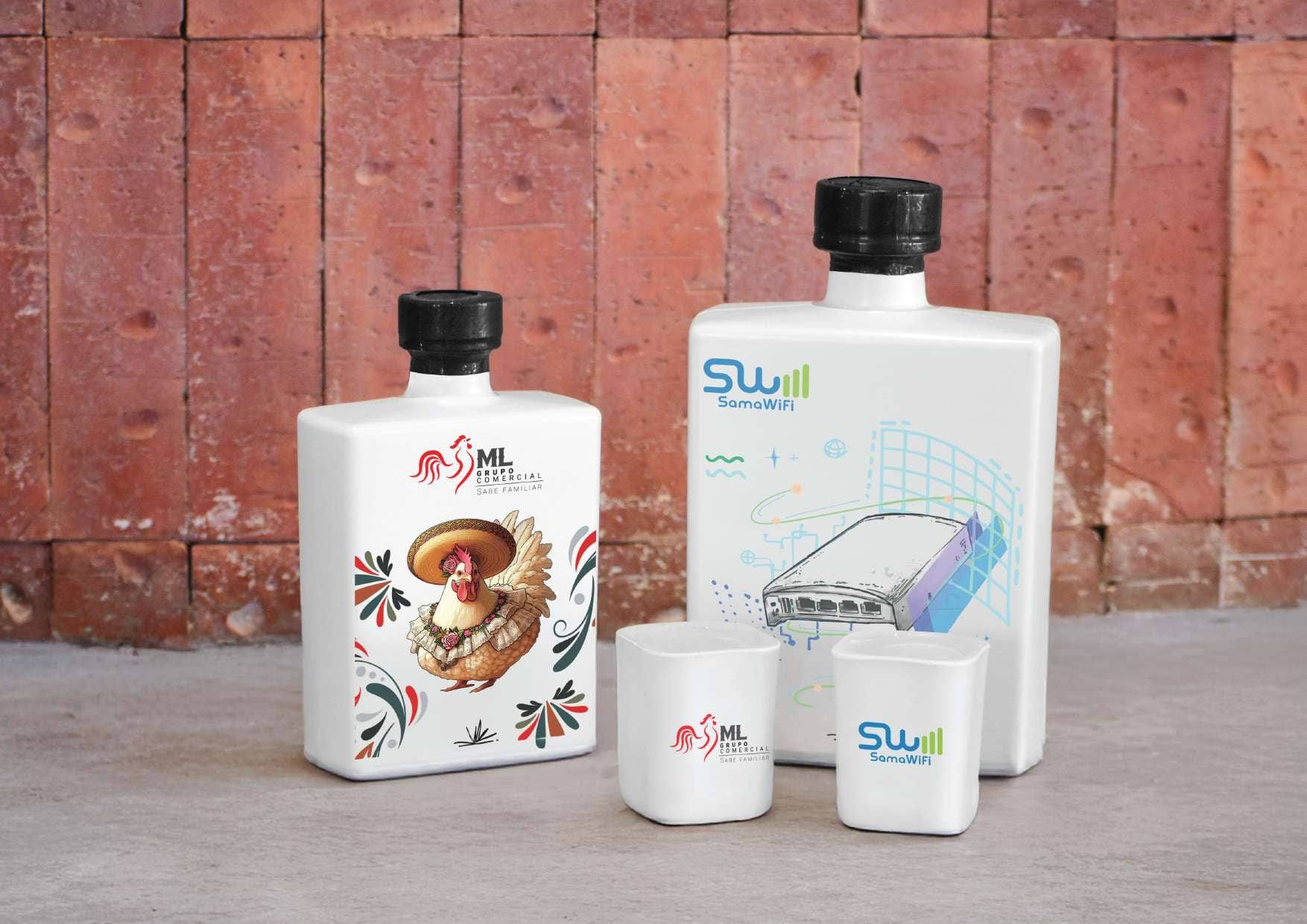 Botellas personalizadas de ML Grupo Comercial y SamaWiFi con sus vasos tequileros
