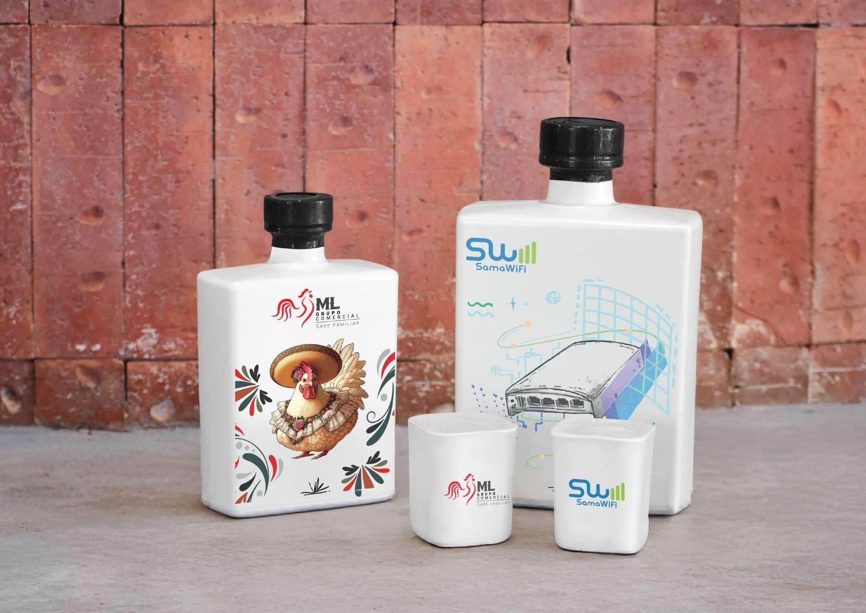 Botellas personalizadas de ML Grupo Comercial y SamaWiFi con sus vasos tequileros
