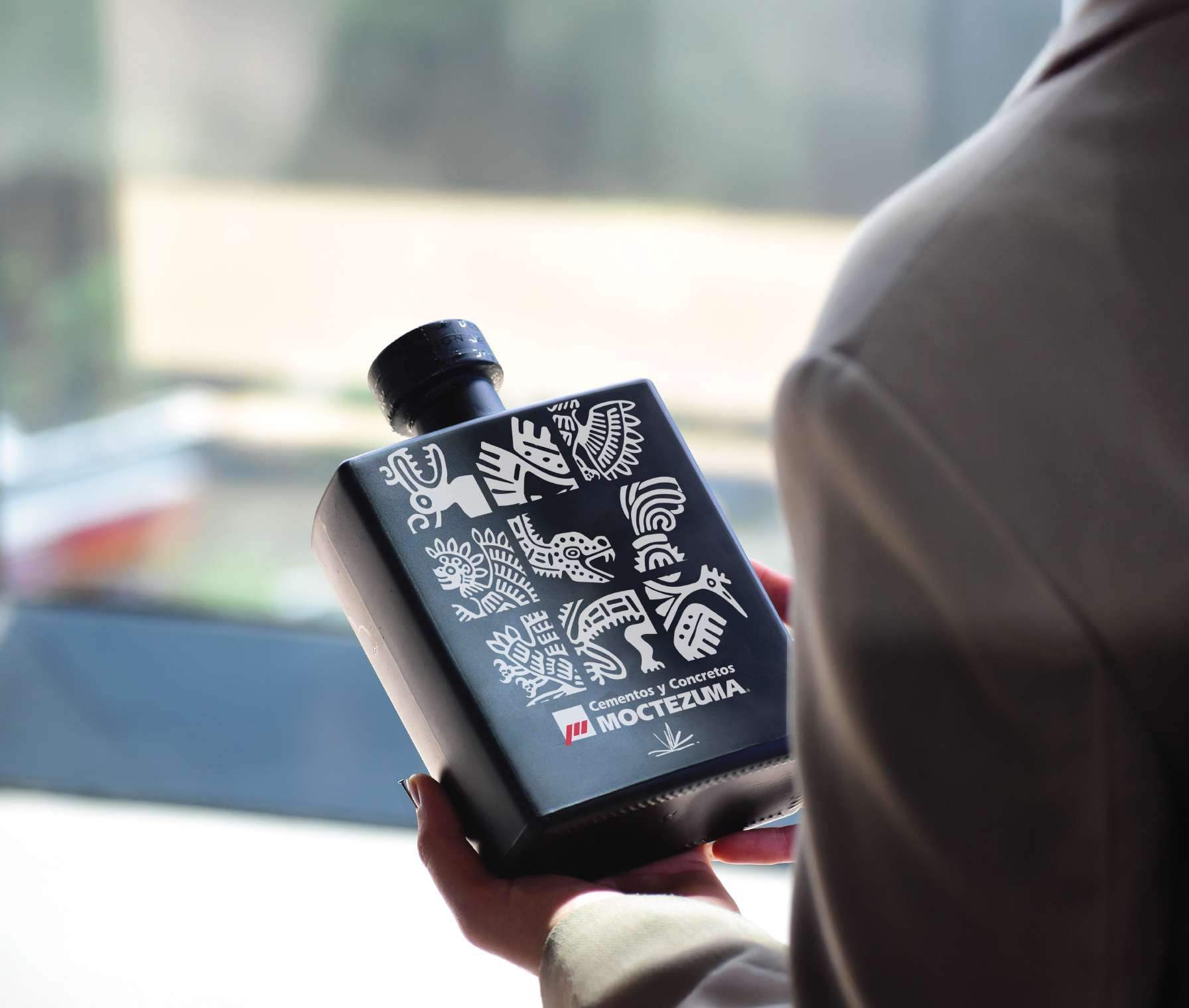 Persona sosteniendo la botella Master personalizada de Moctezuma