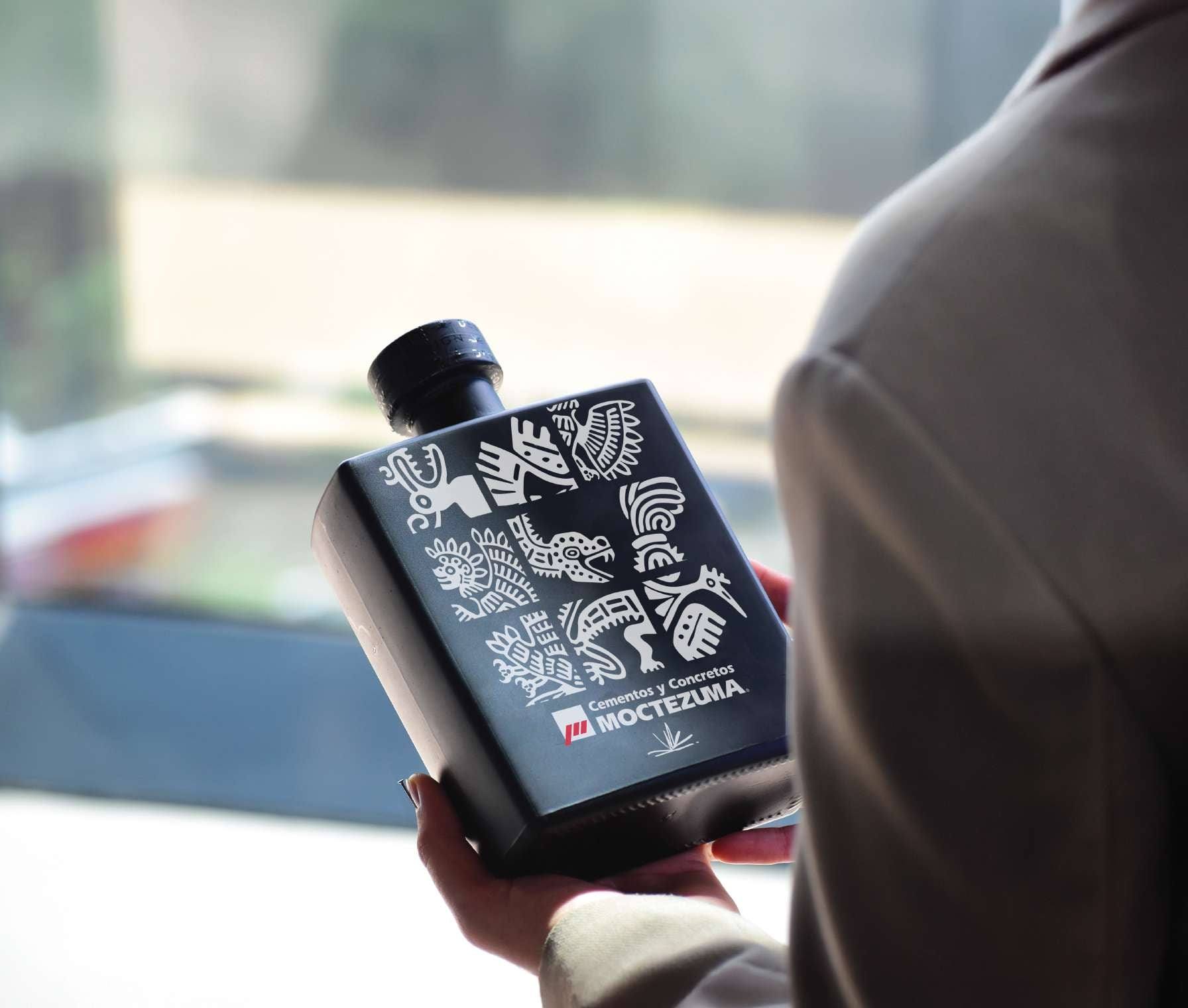Persona sosteniendo la botella Master personalizada de Moctezuma