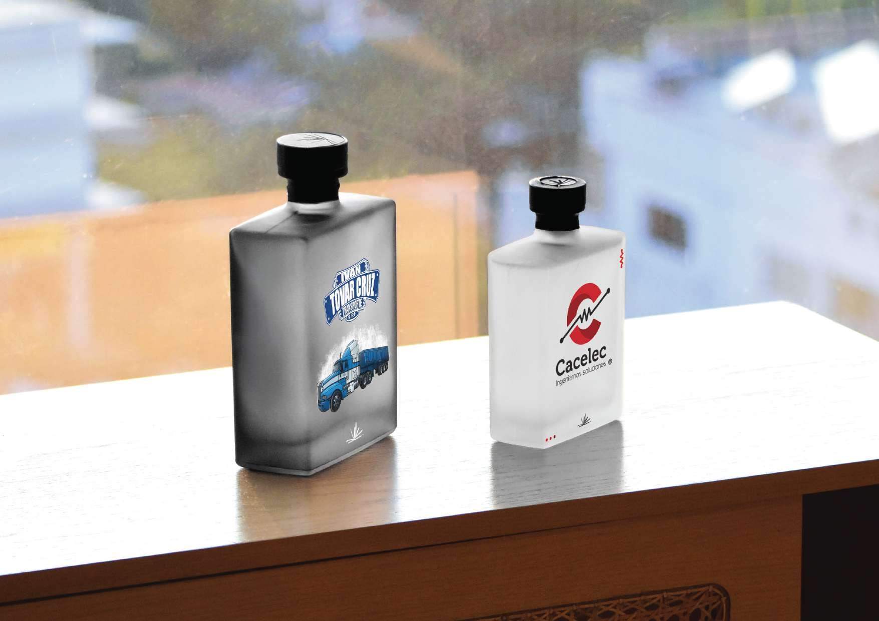 Botellas personalizadas de Tovar Cruz y Cacelec sobre una repisa