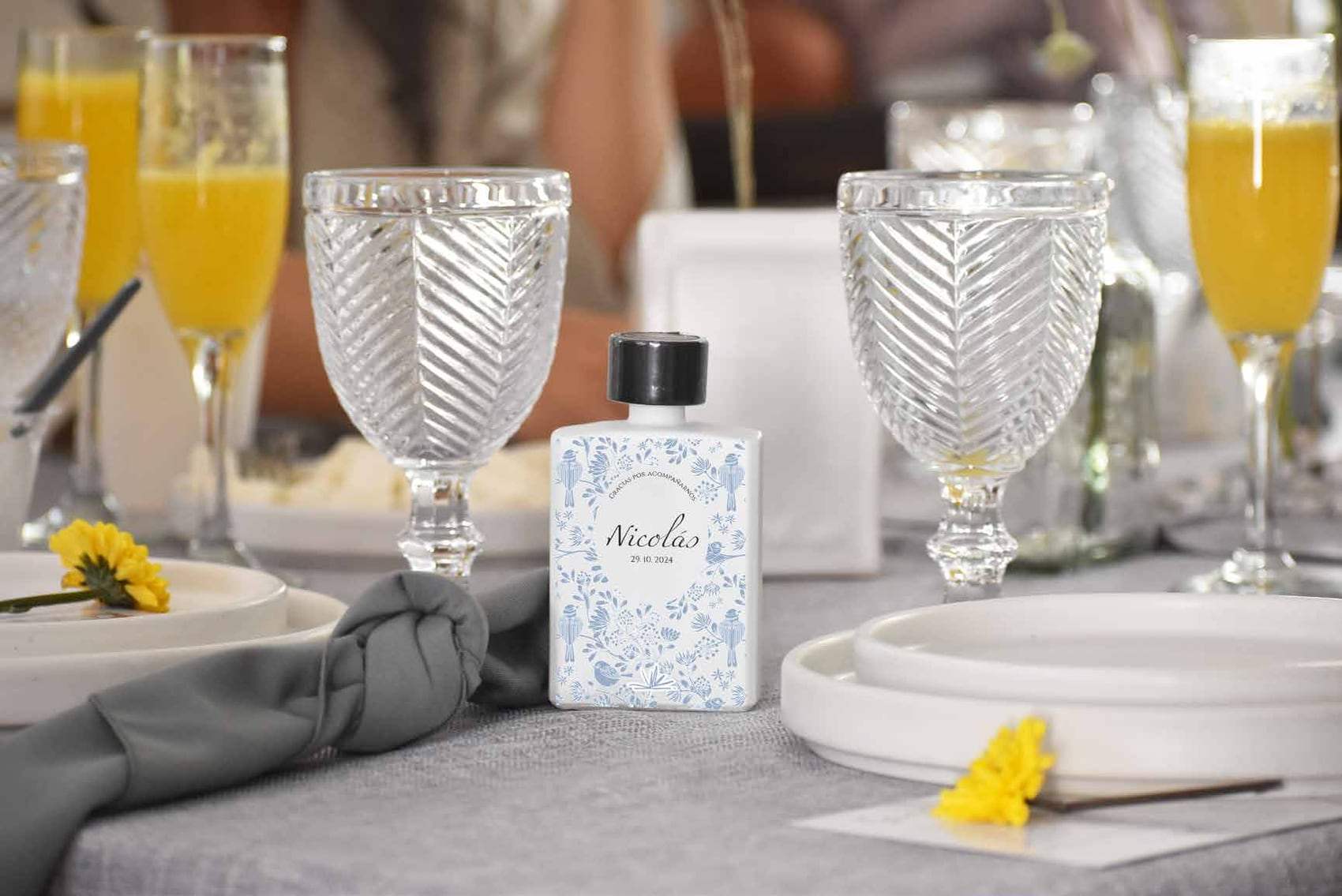 Mesa de brunch con botella personalizada, mimosas y copas