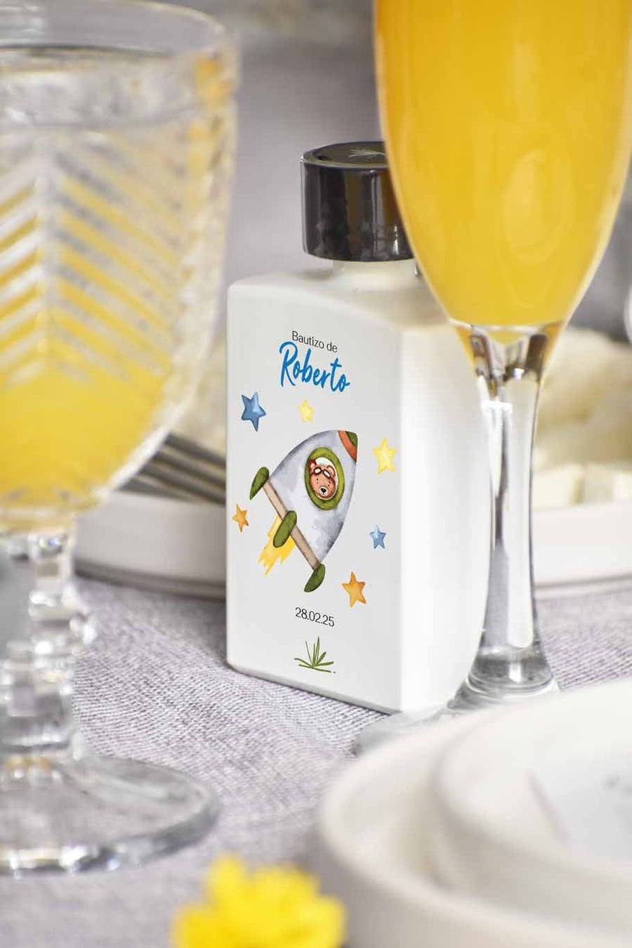 Botella Pocket personalizada junto a una copa de mimosa