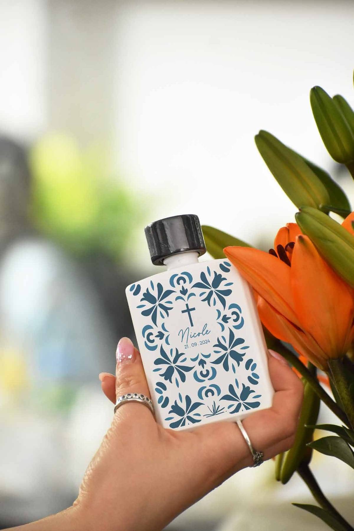 Botella Pocket con arte de talavera azul sostenida en la mano