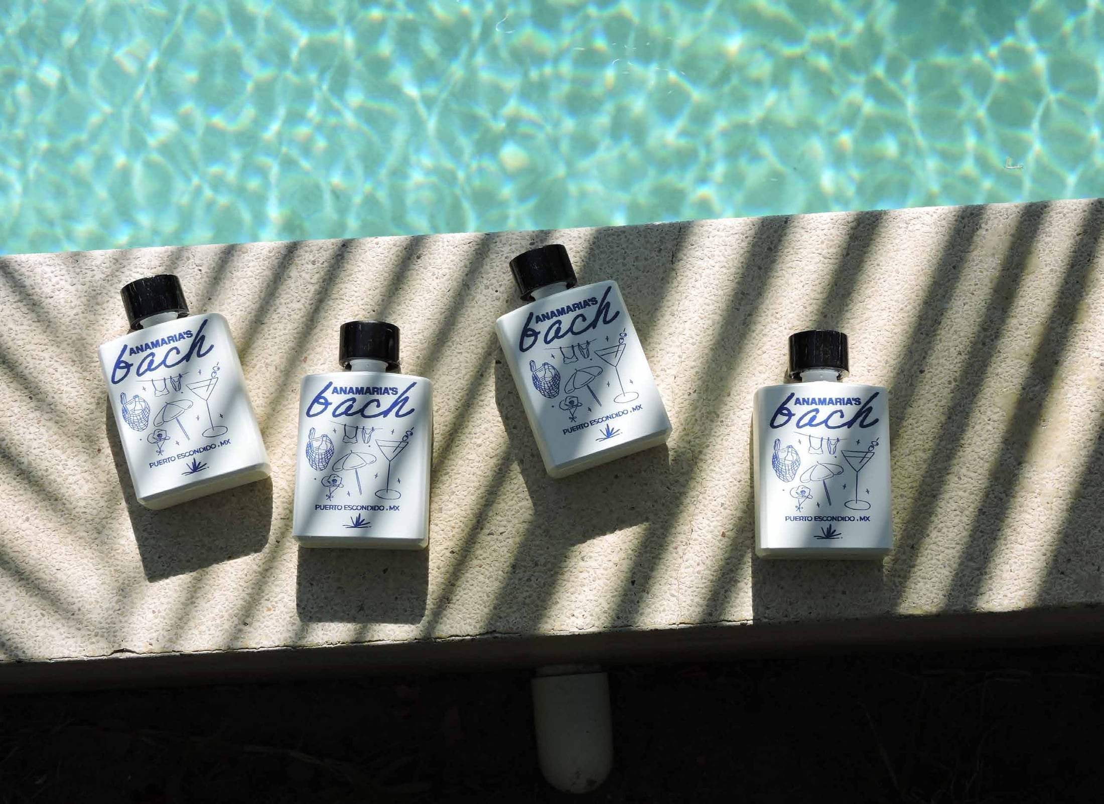 Cuatro botellas Pocket personalizadas para una despedida de soltera a la orilla de la alberca