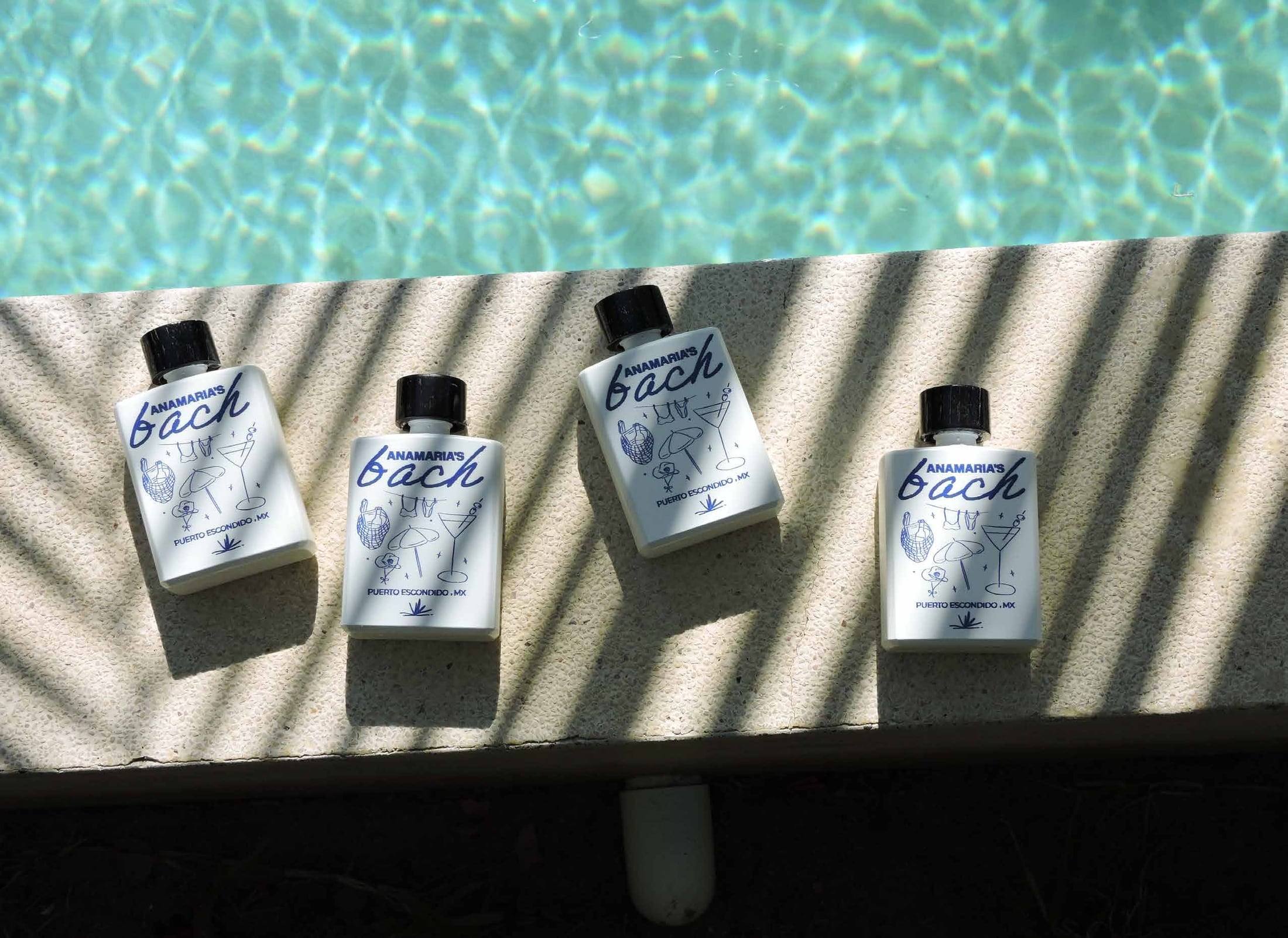 Cuatro botellas Pocket personalizadas para una despedida de soltera a la orilla de la alberca